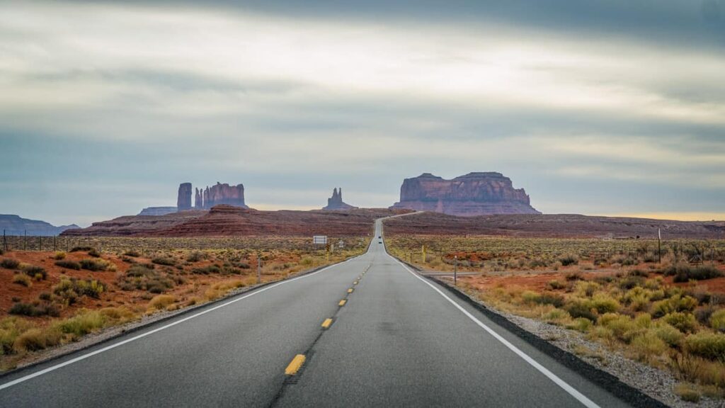 Monument Valley road looking towards the famous buttes