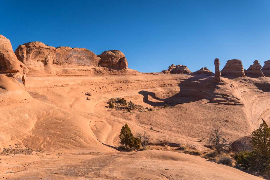 the natural sandbowl surrounding delicate arch