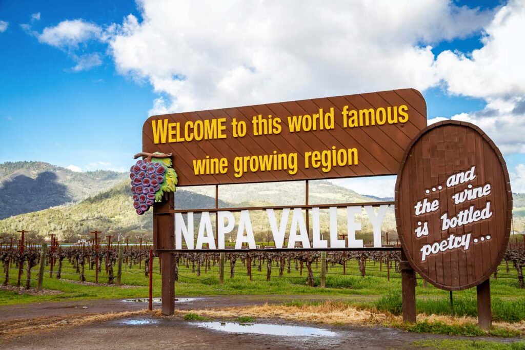 Napa Valley sign before you enter world famous wine growing region of Napa Valley ,California — Stock Photo, Image New Remove BG Save Share Sample New Napa Valley sign before you enter world famous wine growing region of California
