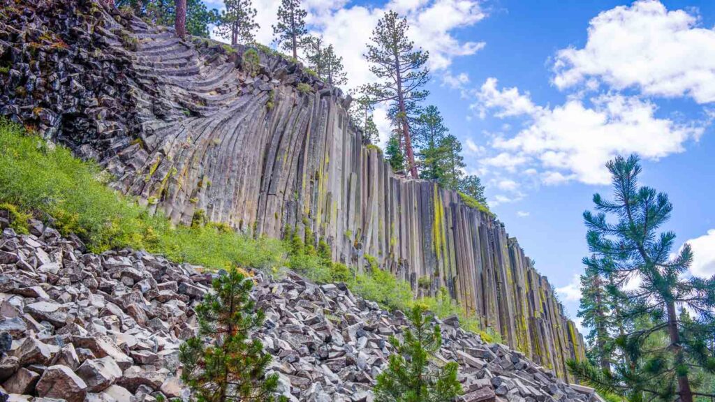 Basalt columns in Devil's postpile basaltic organ in Mammoth