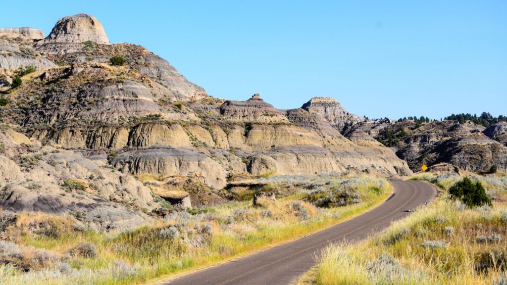 The road passing through Montana, Makoshika State Park, Glendive