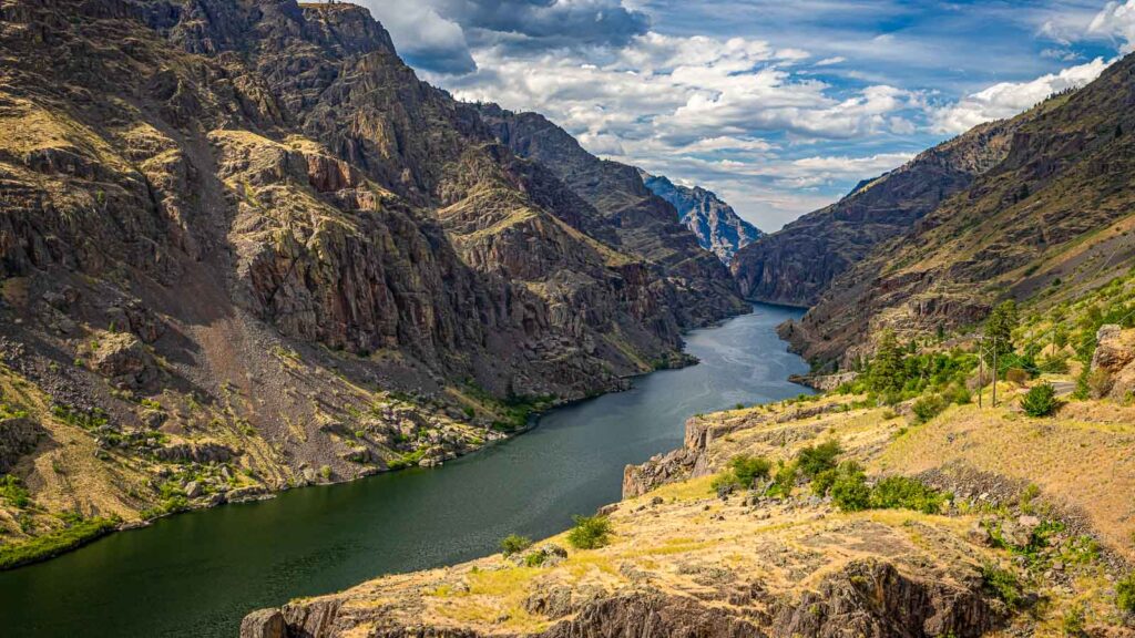 A view of the Snake River at the stateline of Idaho and Oregon in Hells Canyon.`