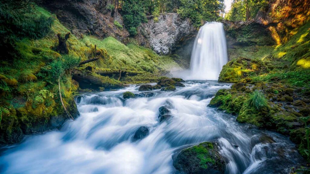 Running rive of Oregon Sahailie Falls