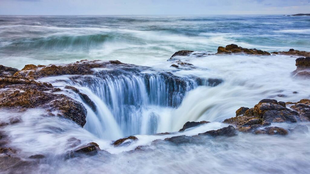 Water running into the sinkhole Thor's Well