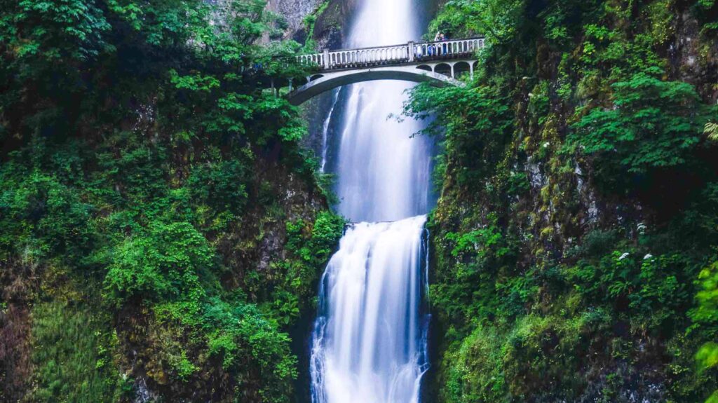 Columbia River Gorde Multnomah Falls long-exposure