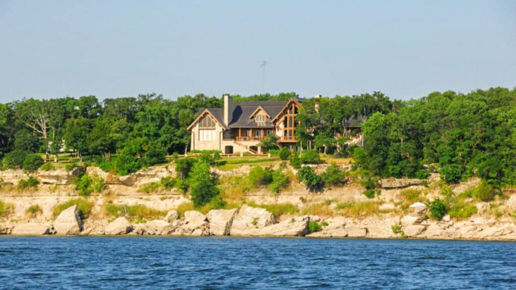 Lake Texoma House on some cliffs