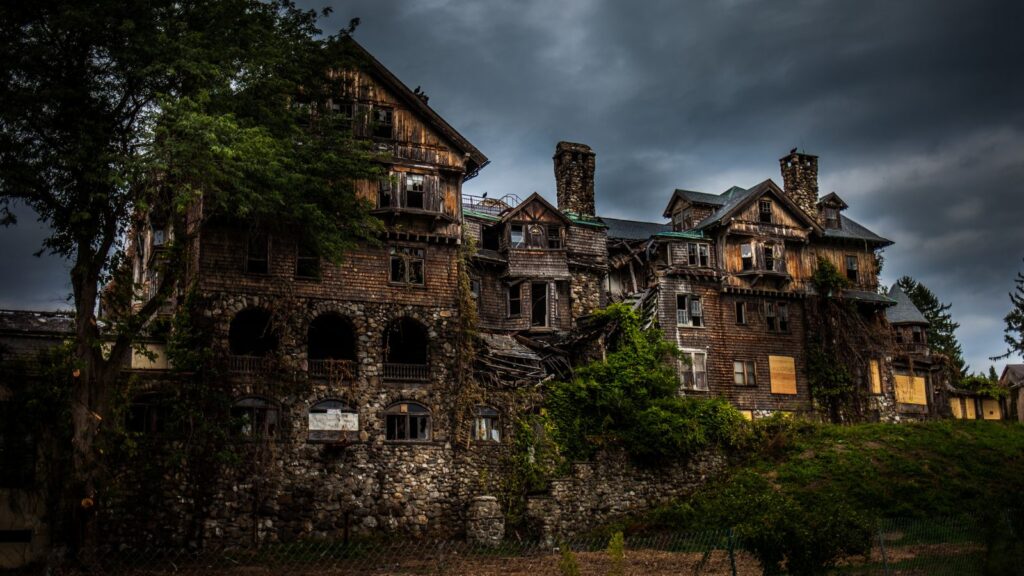 haunted house cropsey at night