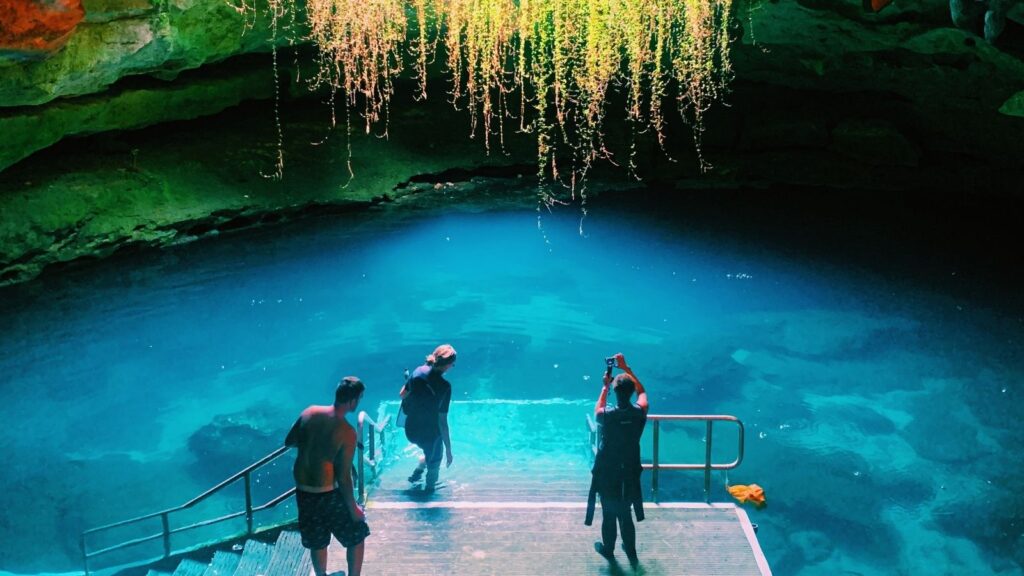 Florida, Divers at the Devils Den Spring