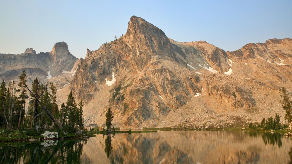 Idaho, Sawtooth Mountains reflecting off an alpine lake