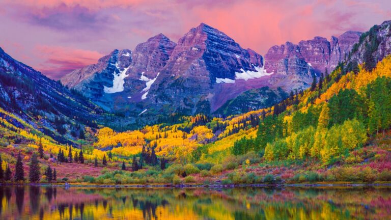 Colorado, Maroon Bells autumn aspen trees, lake reflections,Aspen