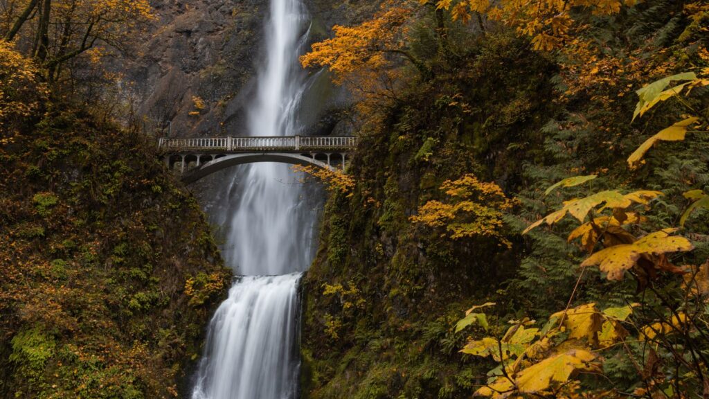 Oregon, Autumn at Multnomah Falls