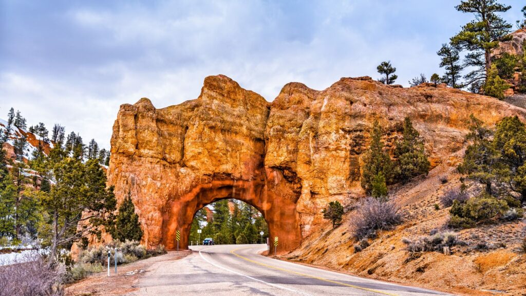 Utah, Arch above Scenic Byway 12 at Red Canyon