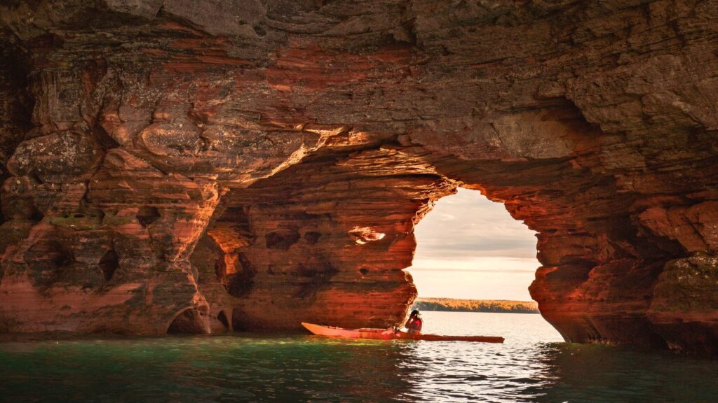 Wisconsin, Apostle Island Sea Cave Kayakers