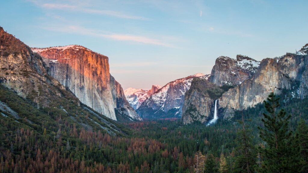 California, Yosemite National Park overview at Tunnel View Point, Ericliu08, Canva