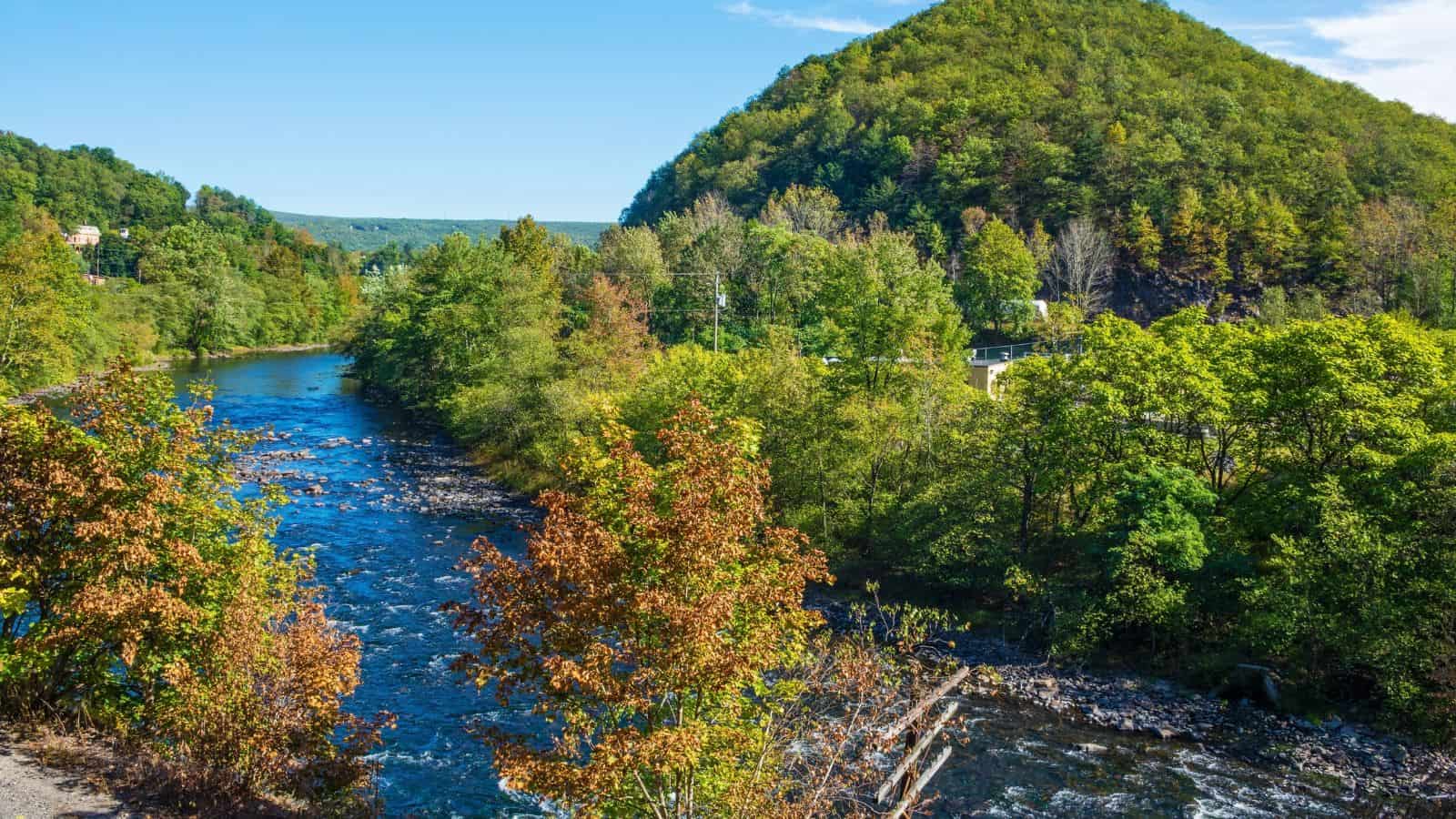14 Best East Coast Mountain Towns For A Retreat Right Out Of A Movie