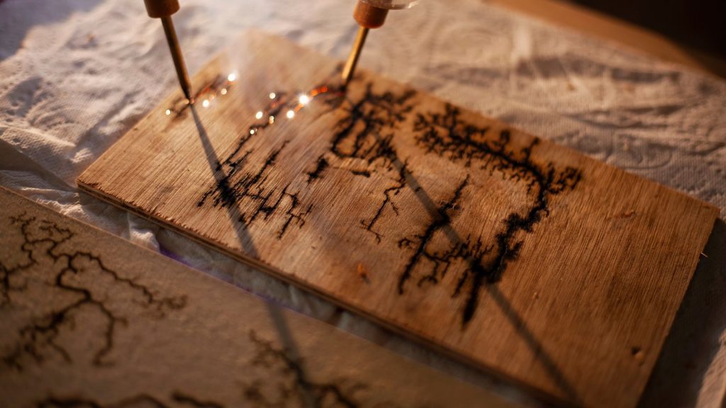 Hobby, Lichtenberg machine for lightning wood