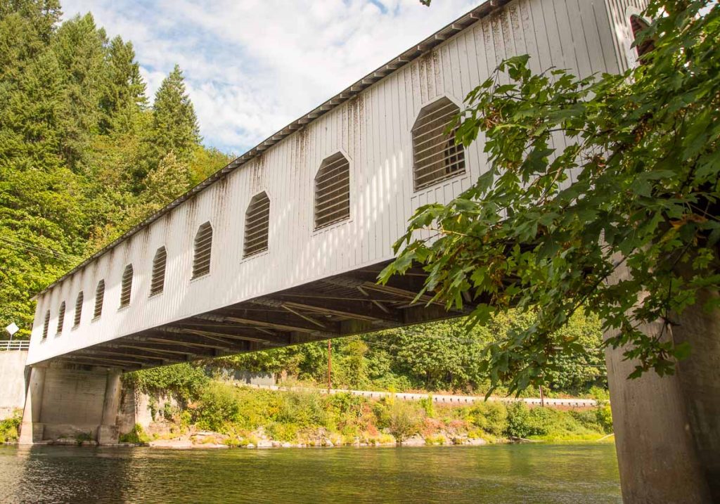 Oregon, Historic Goodpasture covered bridge on the McKenzie River near Eugene