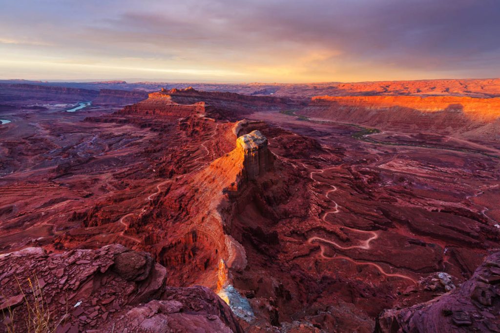 Utah, Canyonlands NP, Maze on the sheer cliff