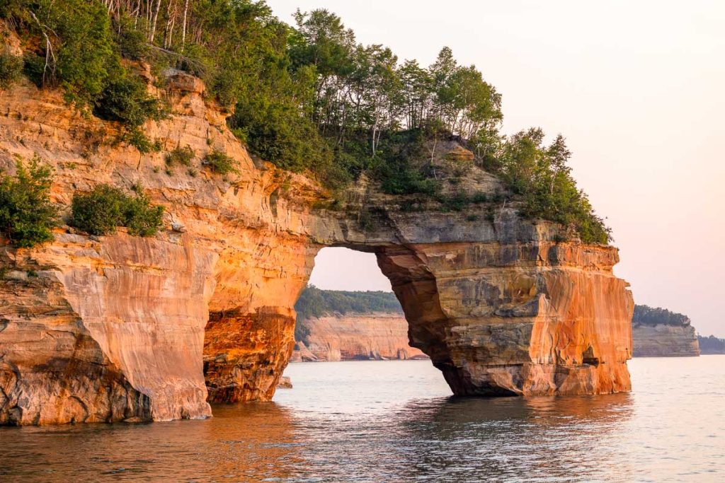 Wisconsin, Natural arch along pictured rocks national lakeshore